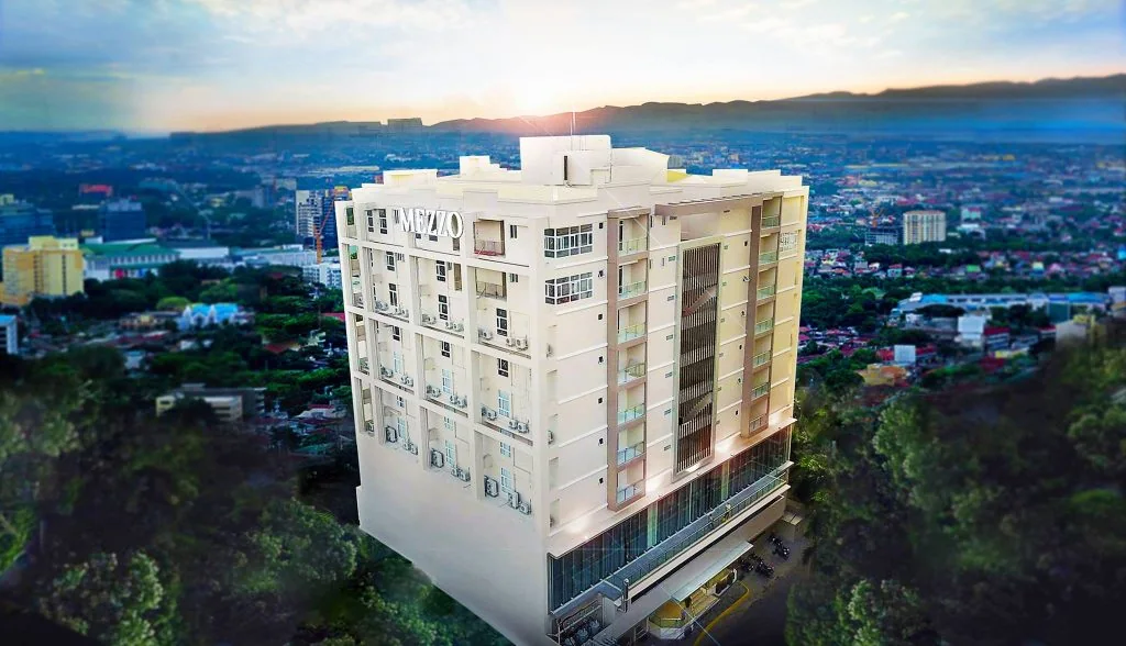 SOP 國際語言學校所在的宿霧 Mezzo Hotel 大樓黃昏空拍，位於宿霧市中心 Mabolo 區