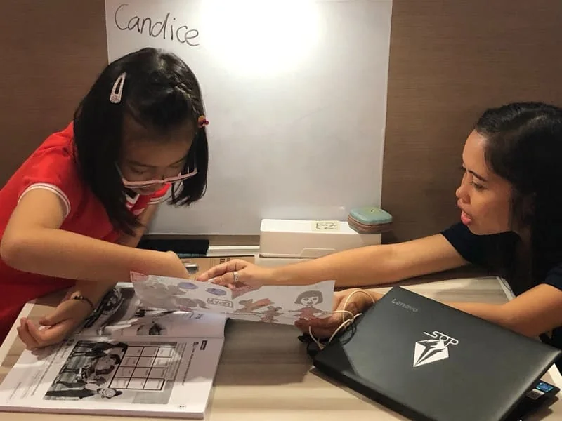 SOP 一對一英語課程實際上課情形，老師與學員面對面對話練習