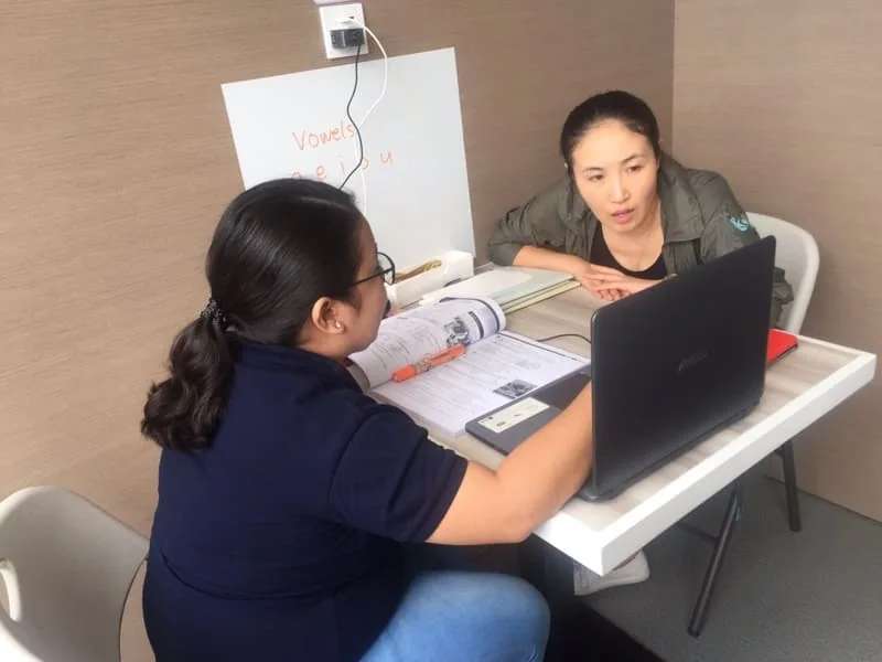 SOP 一對一課程中，老師使用教材與學員進行英語討論