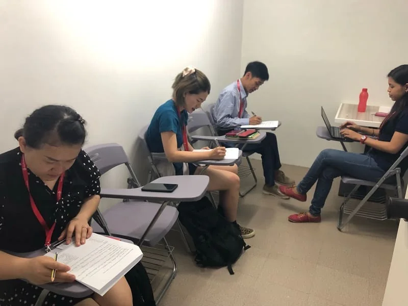 SOP 小班團體課程，學員與外籍老師共同上課