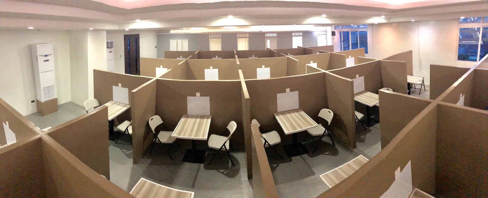 SOP 開放式一對一英語教室全景，每個獨立隔間配置一位老師與一位學生