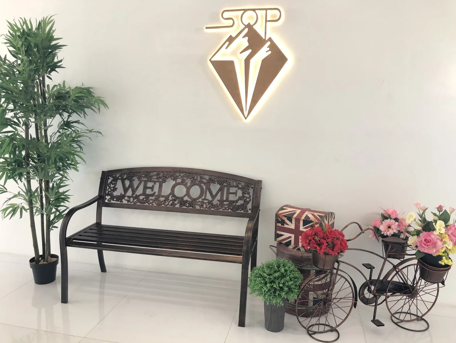 SOP 國際語言學校校內接待處，牆上為 SOP 校徽